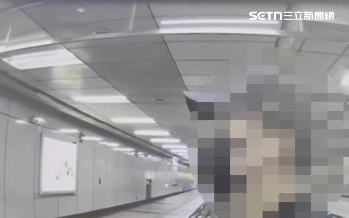 北市施男在捷運忠孝新生站以手肘碰到蘇女胸部後挨告性騷擾。（圖／翻攝畫面）