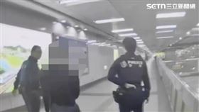 北市施男在捷運忠孝新生站以手肘碰到蘇女胸部後挨告性騷擾。（圖／翻攝畫面）