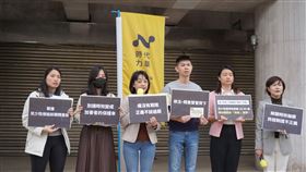 針對審理中的兒少性侵害追訴權釋憲案，時代力量已正式提交「法庭之友」聲請書；與會團體及倖存者呼籲大法官正視童年性創傷「延遲揭露」的困境，追訴期不該淪為加害人的保護傘，應還給被害人追求司法正義的權利。（圖／時代力量提供）