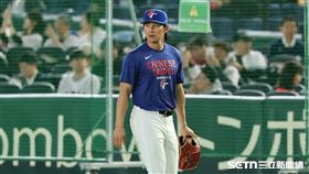 WBC日台戰賽前練習，「台灣隊長」陳傑憲到外野守備練習。（圖／特派記者劉彥池攝影）