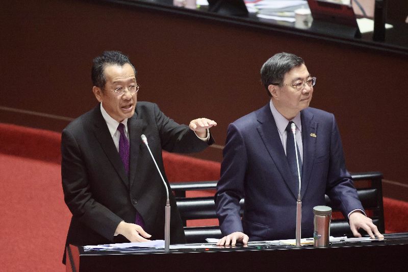 行政院長卓榮泰（右）與國防部長顧立雄（左）6日在立法院院會備詢時，向民進黨立委范雲解釋以色列鐵穹防禦系統與台灣之盾的差異。（圖／中央社）