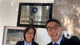 藍營粉專「政客爽」稱翹班立院，鍾佳濱貼出與印度國會議員、國民黨立委林倩綺合照，指出他人正在印度拚外交。（圖／鍾佳濱辦公室提供） 