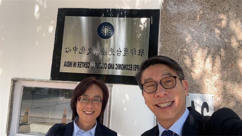 藍營粉專「政客爽」稱翹班立院，鍾佳濱貼出與印度國會議員、國民黨立委林倩綺合照，指出他人正在印度拚外交。（圖／鍾佳濱辦公室提供）