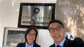 藍側翼控翹班！鍾佳濱PO與藍委合照狠打臉