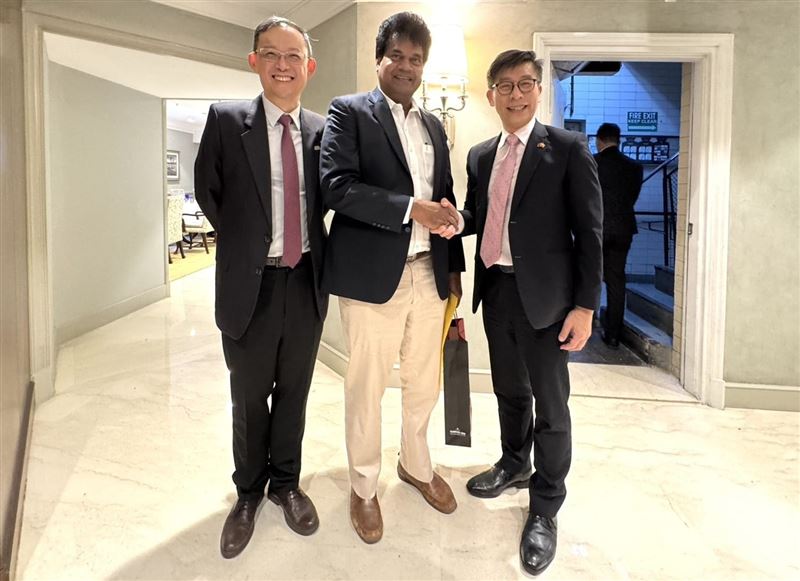 藍營粉專「政客爽」稱翹班立院，鍾佳濱貼出與印度國會議員、國民黨立委林倩綺合照，指出他人正在印度拚外交。（圖／鍾佳濱辦公室提供）