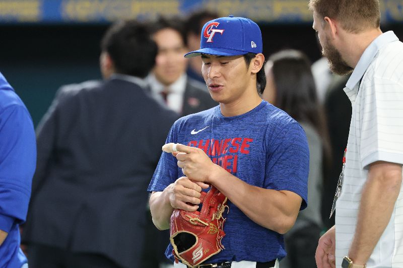 世界棒球經典賽（WBC）C組預賽台灣隊迎來第2戰，6日在東京巨蛋與日本隊交手，台灣隊長陳傑憲（中）帶傷參與賽前練球