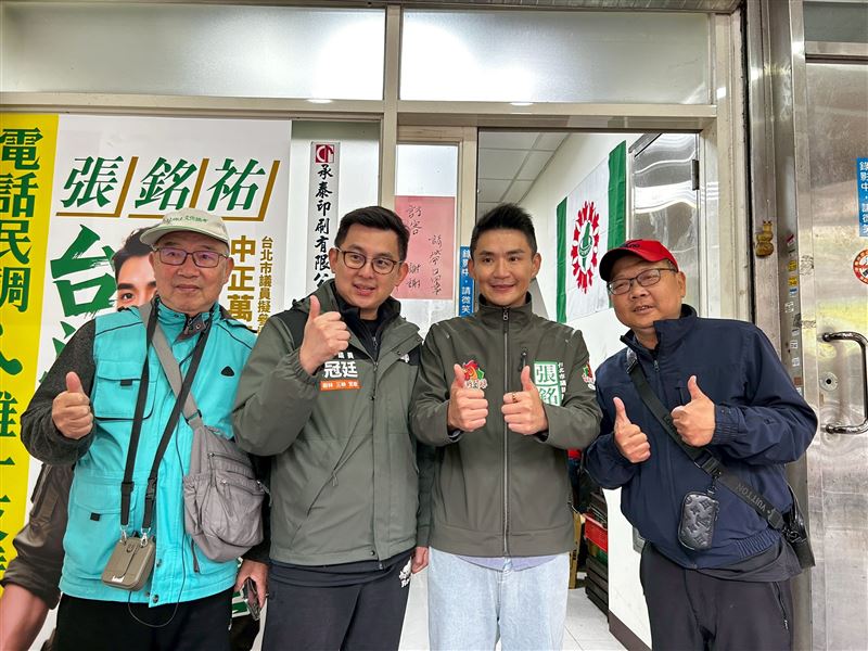 卓冠廷議員力挺台派戰鬥雞張銘祐，青山宮參拜後展開萬華車隊掃街