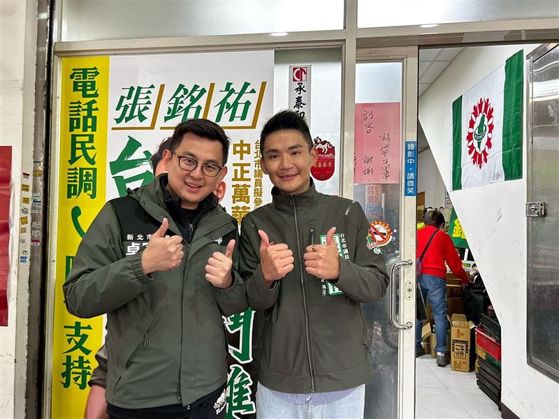 卓冠廷議員力挺台派戰鬥雞張銘祐，青山宮參拜後展開萬華車隊掃街