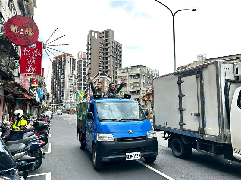 卓冠廷議員力挺台派戰鬥雞張銘祐，青山宮參拜後展開萬華車隊掃街