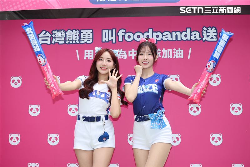 小龍女成員沛沛、菲菲今天出席外送平台應援台灣活動。（圖／記者鄭孟晃攝影）