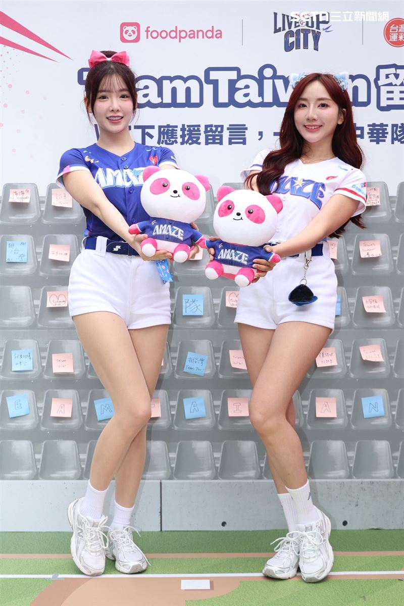 小龍女成員菲菲、沛沛留在台灣幫台灣加油。（圖／記者鄭孟晃攝影）
