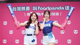 小龍女成員菲菲、沛沛今天出席外送平台應援台灣活動。（圖／記者鄭孟晃攝影）