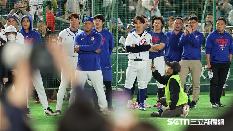WBC日台戰賽前練習，大谷翔平打擊練習，台灣隊球員在場邊觀看。（圖／特派記者劉彥池攝影）