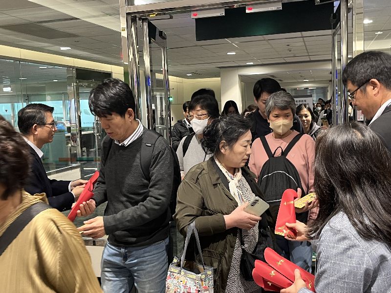 美伊開戰後，第3架從杜拜返台班機6日下午飛抵桃園國際機場，外交部照例準備了象徵「平安回家」的蘋果酥致贈給機組員與旅客