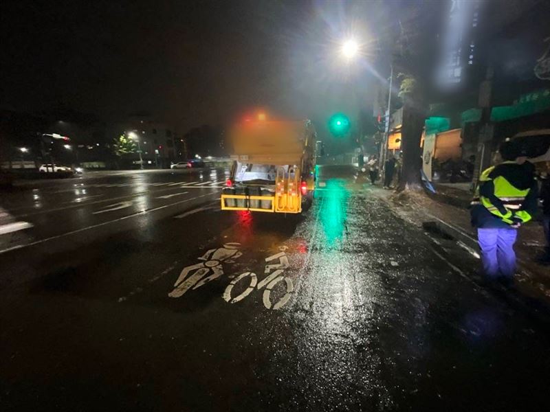 林男2月28日在路邊遭到環保局垃圾車撞上，目前仍在住院中。（圖／翻攝畫面）