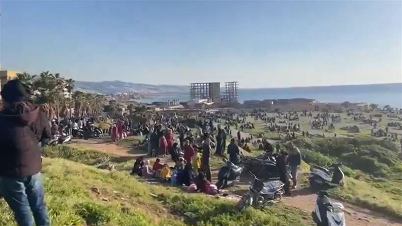 在黎巴嫩，許多人在海灘上等待，尋求庇護。（圖／翻攝畫面）