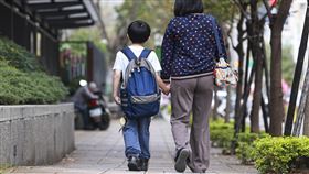 北市3月試辦民間事業育兒減工時台北市率先推出「育兒減少工時」試辦計畫，3月1日開放申請，提供12歲以下子女確有接送需求的家長申請減少1小時工時。圖為1日有家長牽著孩子步行。中央社記者鄭清元攝　115年3月1日