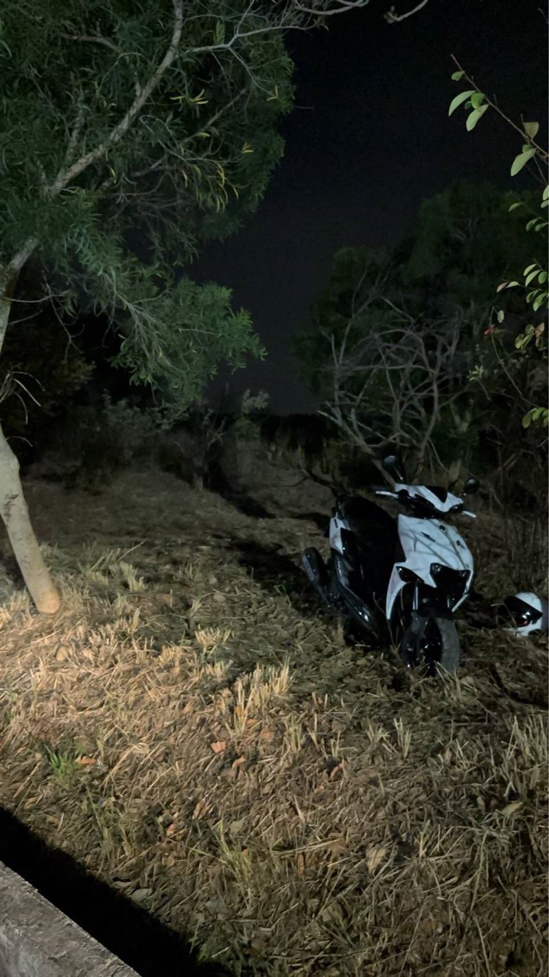 林姓騎士與黃姓友人失散，困在漆黑山區長達3小時才獲救。（圖／翻攝畫面）