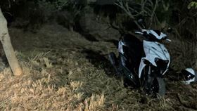 導航帶錯路，2騎士誤闖龍井山區，偏僻，警消摸黑1小時救人，草叢，受困（圖／翻攝畫面）