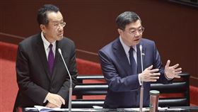 國防特別條例付委　卓榮泰：院版經專業評估行政院版及國民黨版國防特別條例草案，6日在立法院會付委審查。行政院長卓榮泰（右）表示，國家基於國防最嚴謹的專業評估需求、考量財政能力、年度規劃，經過長時間才提出8年新台幣1.25兆元的特別條例及特別預算，期待以國防部的整套規劃作為最終討論依據。圖左為國防部長顧立雄。中央社記者王飛華攝　115年3月6日