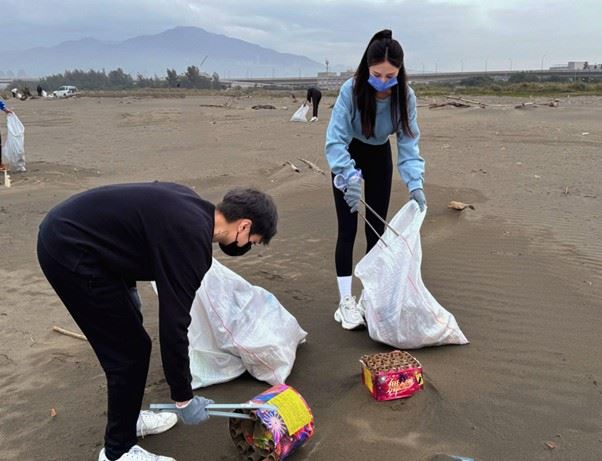 藝人林采緹與直播主小帥於淨灘活動中清理煙火類廢棄物。(圖/艾妮樂絲科技提供)