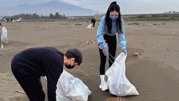 休閒平台發起淨灘　與林采緹攜手愛海洋