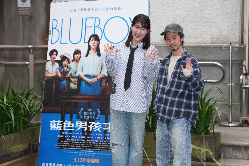 日本跨性別新銳導演飯塚花笑（右）與跨性別演員中川未悠（左）6日一同現身台北，為電影「藍色男孩事件」宣傳。（圖／中央社）