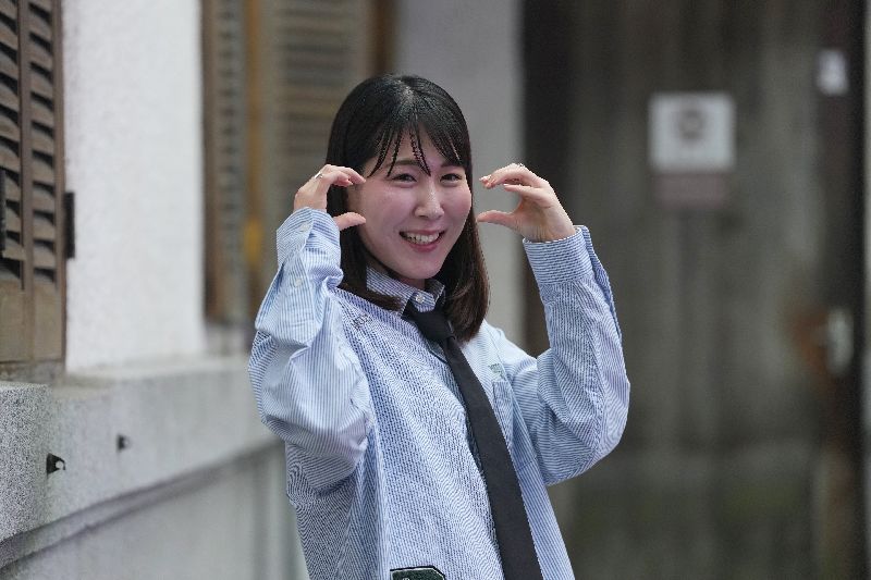 跨性別演員中川未悠6日現身台北，為主演新片「藍色男孩事件」宣傳造勢，受訪時俏皮比出臉頰愛心。（圖／中央社）