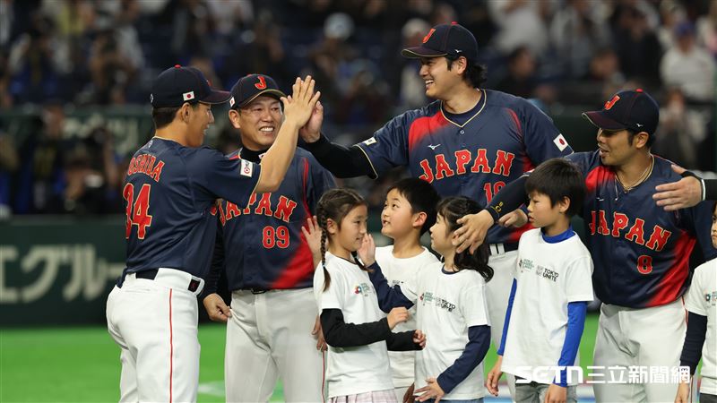 WBC日台戰，日本隊球星大谷翔平和吉田正尚擊掌。（圖／特派記者劉彥池攝影）