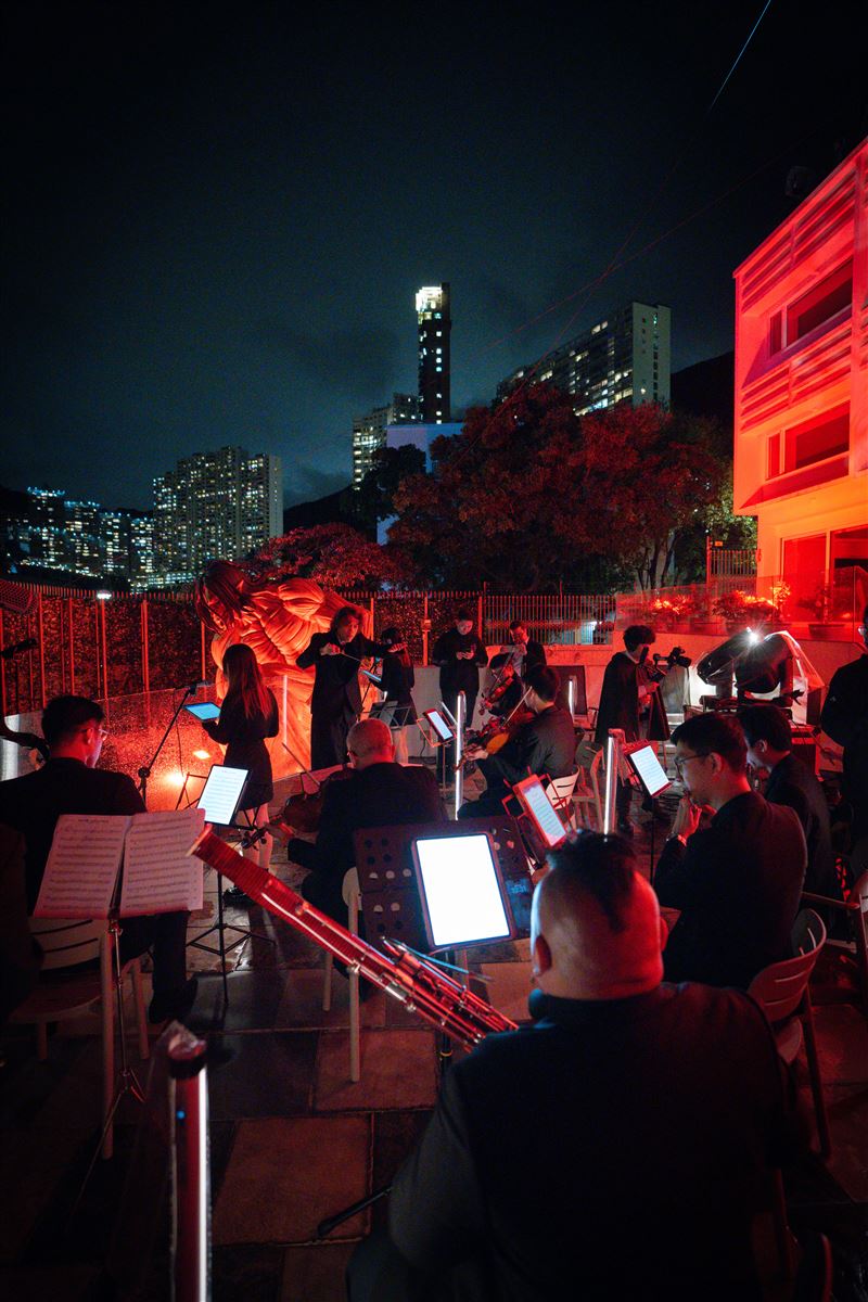 現場邀得合唱團與管弦樂團伴奏，烘托求婚一刻的震撼氣氛