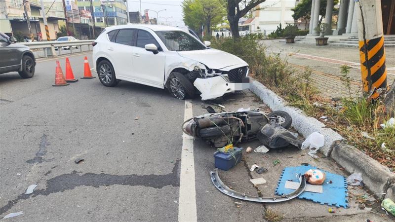 黃姓機車騎士被恍神的自小客駕駛擦撞倒地，送醫後發現脾臟破裂，緊急轉院到高雄長庚醫院急救。（圖／翻攝畫面）