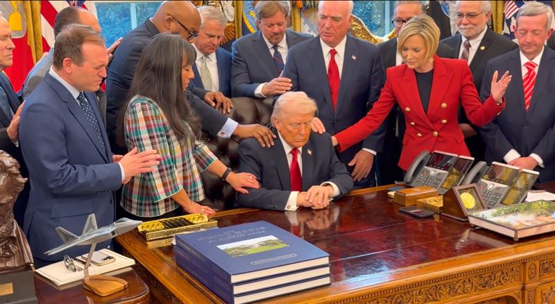 多名親信與基督徒領袖齊聚為川普祈禱。（圖／翻攝自X平台 @EricLDaugh）