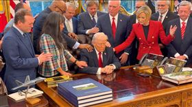 多名親信與基督徒領袖齊聚為川普祈禱。（圖／翻攝自X平台 @EricLDaugh）