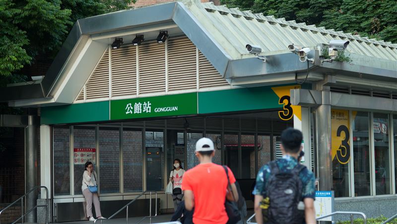 公館站前噴防蟲藥劑　怪男超激動遭警壓制