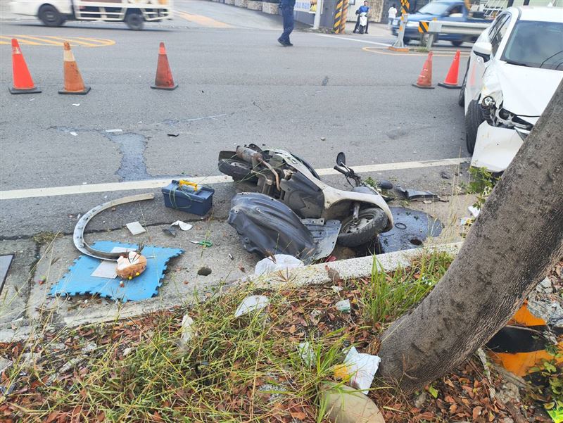 黃男騎乘的機車零件四散。（圖／翻攝畫面）