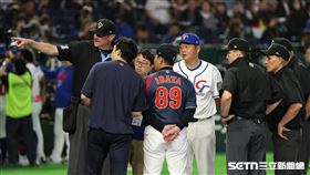 WBC日台戰，兩隊總教練交換攻守名單。（圖／特派記者劉彥池攝影）