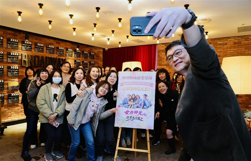 新竹縣警察局長林建榮（右）與同仁自拍合影。（圖／新竹縣警察局提供）