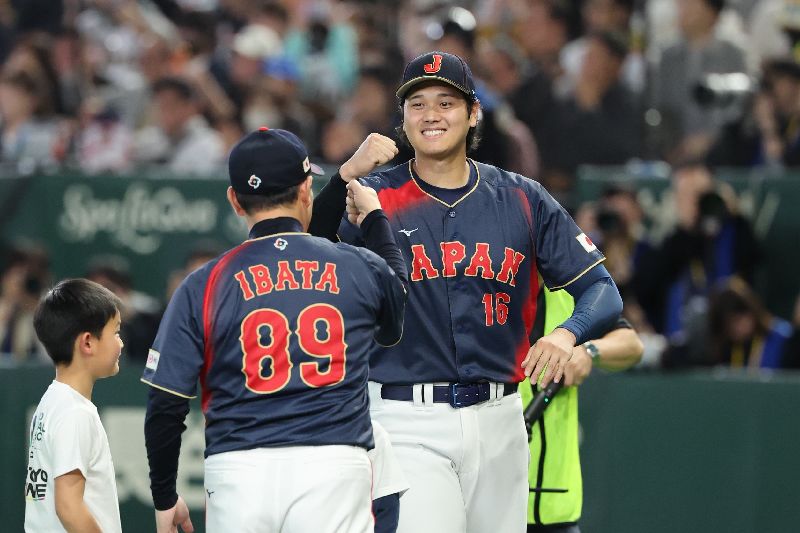 2026世界棒球經典賽（WBC）C組預賽台日大戰6日晚間在東京巨蛋登場，日本武士隊球星大谷翔平（後中）賽前神情雀躍，擔任開路先鋒的他首局首打席就敲安