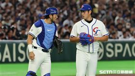 WBC日台戰，台灣隊捕手林家正和先發投手鄭浩均交談。（圖／特派記者劉彥池攝影）