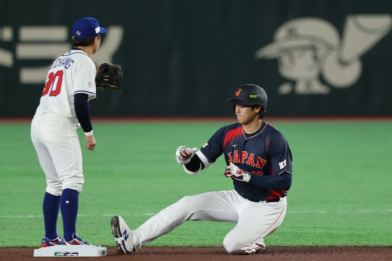 2026世界棒球經典賽（WBC）C組預賽台日大戰6日晚間在東京巨蛋登場，日本隊開路先鋒大谷翔平（右）首局順利敲安上壘，後續在隊友推進下站上得點圈