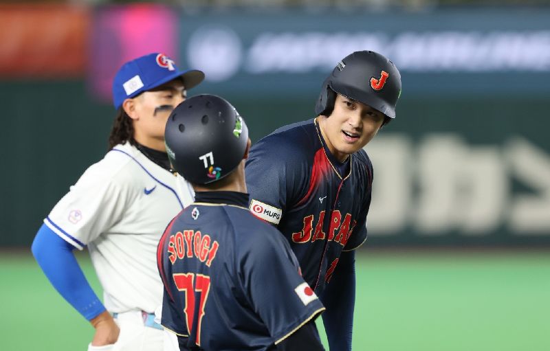 2026世界棒球經典賽（WBC）C組預賽台日大戰6日晚間在東京巨蛋登場，日本隊大谷翔平（右）首局敲安，並在隊友推進下一度站上三壘