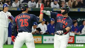WBC日台戰，日本隊中外野手鈴木誠也靠吉田正尚的三壘安打跑回分數。（圖／特派記者劉彥池攝影）