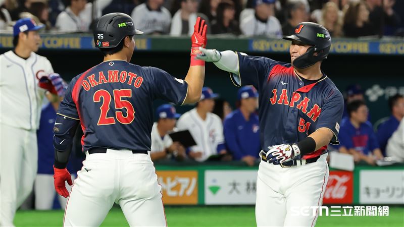 WBC日台戰，日本隊中外野手鈴木誠也靠吉田正尚的三壘安打跑回分數。（圖／特派記者劉彥池攝影）