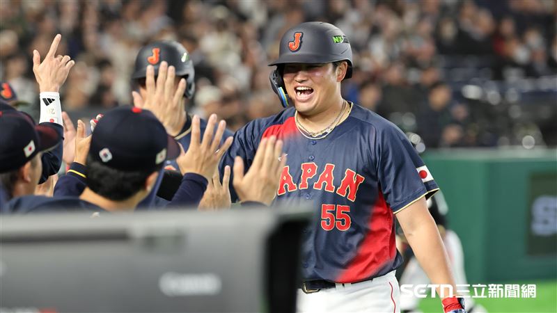 WBC日台戰，日本隊游擊手源田壯亮斷棒安打送回村上宗隆、岡本和真。（圖／特派記者劉彥池攝影）