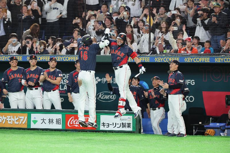 2026世界棒球經典賽（WBC）C組預賽台日大戰6日晚間在東京巨蛋登場，日本隊大谷翔平（前左）2局轟出滿貫砲，助隊取得領先優勢，與隊友開心致意
