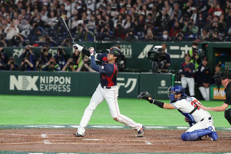 WBC預賽台日戰　大谷翔平敲滿貫砲（2）2026世界棒球經典賽（WBC）C組預賽台日大戰6日晚間在東京巨蛋登場，日本隊大谷翔平（中）2局轟出滿貫砲，先馳得點4分進帳，帶起全隊氣勢。中央社記者王騰毅攝　115年3月6日
