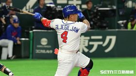 WBC日台戰，台灣隊指定打擊吉力吉撈·鞏冠敲出雙殺打。（圖／特派記者劉彥池攝影）