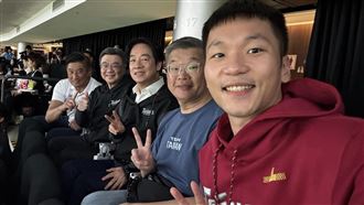 總統看台日交流賽　維安人員偷峮峮簽名球