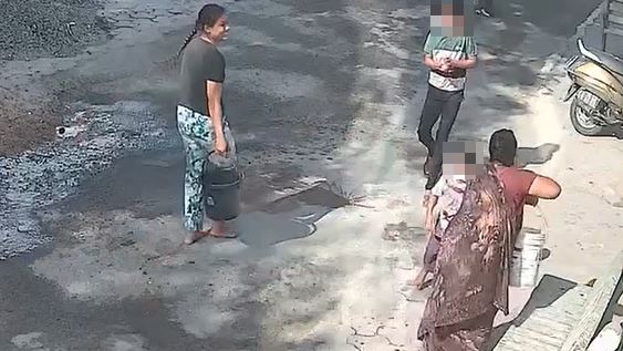 印度灑紅節活動，4歲男孩朝老奶奶潑顏料。（圖／翻攝自X）