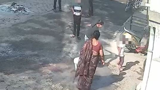 男孩旺根被熱水燙傷，痛苦地逃竄。（圖／翻攝自X）